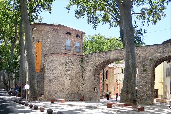 Céret/immobilier/CENTURY21 Agence des cerisiers/remparts anciens céret