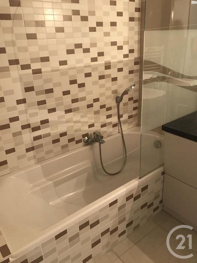 Afficher la photo en grand Appartement F3 à louer - 3 pièces - 98.0 m2 - CERET - 66 - LANGUEDOC-ROUSSILLON - Century 21 Agence Des Cerisiers
